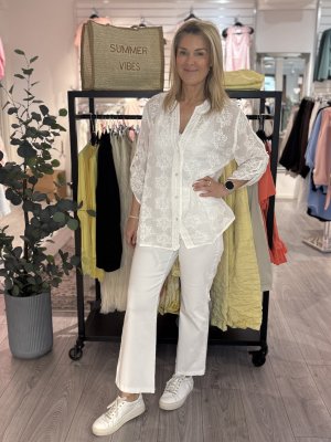 Zoom bild av Fredrika - Broderad bomullsblus - Vit - OneSize