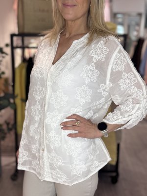 Zoom bild av Fredrika - Broderad bomullsblus - Vit - OneSize