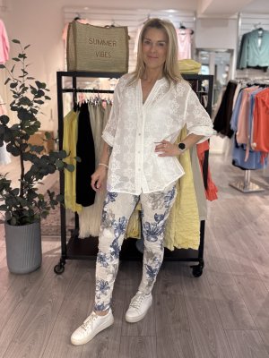 Zoom bild av Fredrika - Broderad bomullsblus - Vit - OneSize