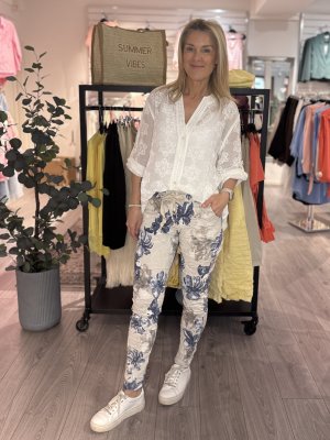 Zoom bild av Signe - Magisk byxa med blommor - Blå - Onesize