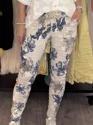 Zoom bild av Signe - Magisk byxa med blommor - Blå - Onesize