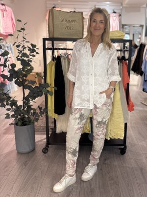 Zoom bild av Fredrika - Broderad bomullsblus - Vit - OneSize