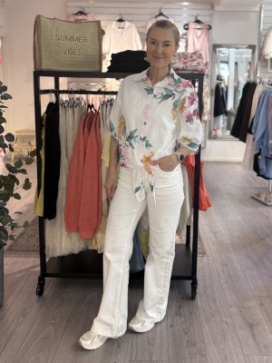 Zoom bild av Blommig linneblus med knyt