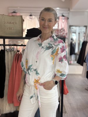 Zoom bild av Blommig linneblus med knyt