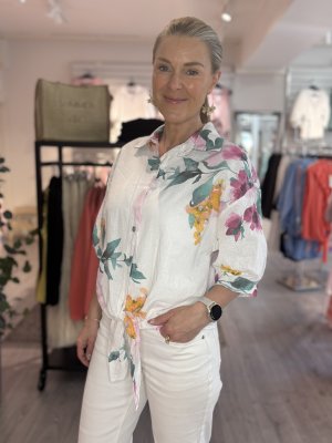 Zoom bild av Blommig linneblus med knyt