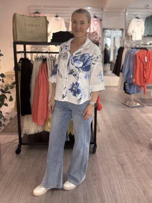 Zoom bild av Bea - Blommig linneblus 