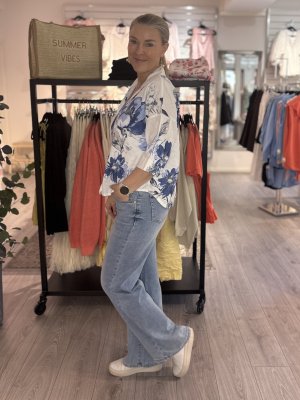 Zoom bild av Bea - Blommig linneblus 