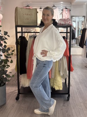Zoom bild av Monica - Blus med spets/guldspänne - Vit - One Size
