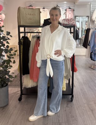 Zoom bild av Monica - Blus med spets/guldspänne - Vit - One Size