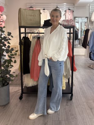 Zoom bild av Monica - Blus med spets/guldspänne - Vit - One Size