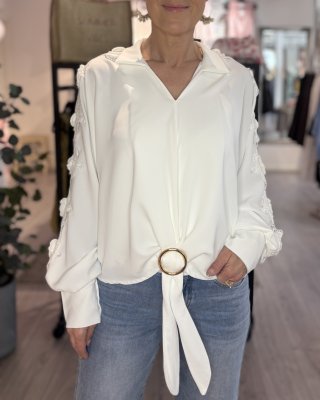 Zoom bild av Monica - Blus med spets/guldspänne - Vit - One Size