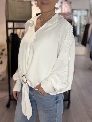 Zoom bild av Monica - Blus med spets/guldspänne - Vit - One Size