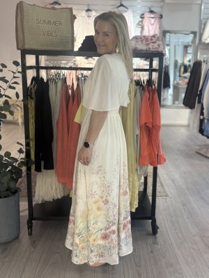 Zoom bild av Gisela - Lång klänning med blommigt mönster 