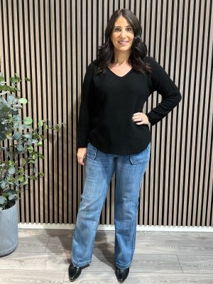 Zoom bild av Mila - Stickad v-ringad tröja - Svart - One Size