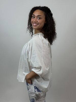 Zoom bild av Aimee - Bomullsblus med spetsbrodyr - Beige - One Size