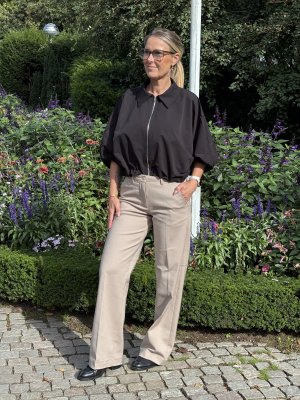 Zoom bild av Nelly - Jacka med puffärm- Svart
