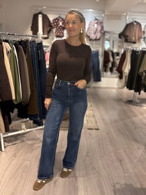 Zoom bild av Jenna - Raka jeans med blingknapp- Mellan Denim