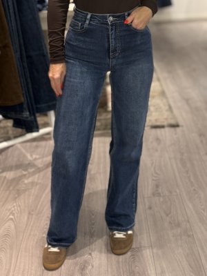 Zoom bild av Jenna - Raka jeans med blingknapp- Mellan Denim