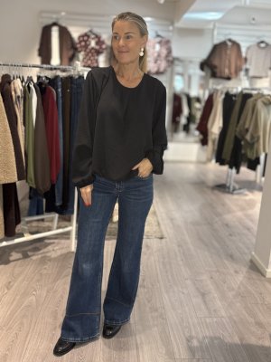 Zoom bild av Doris - Bootcut jeans med sydda detaljer- Mellan Denim