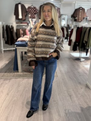 Zoom bild av Dolly - Stickad tröja med volang - Brun 