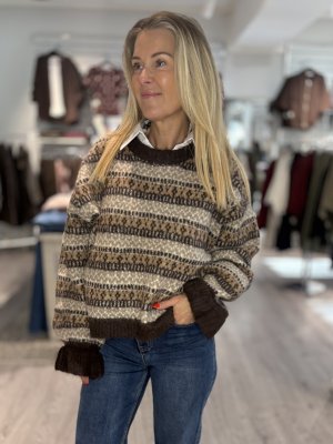 Zoom bild av Dolly - Stickad tröja med volang - Brun 