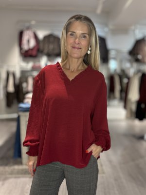 Zoom bild av Rebecka - Blus med liten volang på kragen - Vinröd - One Size