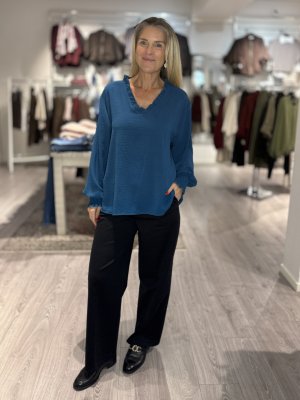 Zoom bild av Rebecka - Blus med liten volang på kragen - Petrol - One Size
