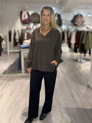 Zoom bild av Rebecka - Blus med liten volang på kragen - Brun - One Size