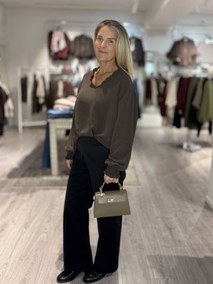 Zoom bild av Rebecka - Blus med liten volang på kragen - Brun - One Size