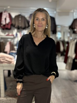 Zoom bild av Rebecka - Blus med liten volang på kragen - Svart - One Size