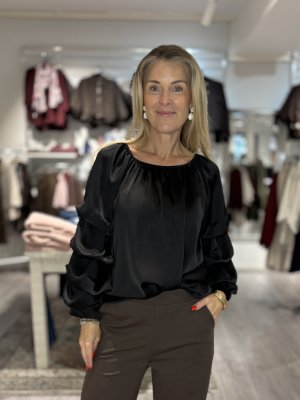 Zoom bild av Raya - Glansig blus med volymärm - Svart - One size