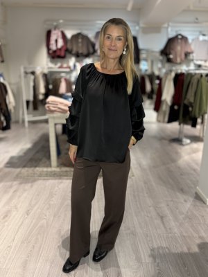 Zoom bild av Raya - Glansig blus med volymärm - Svart - One size