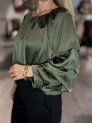 Zoom bild av Raya - Glansig blus med volymärm - Armygrön - One size