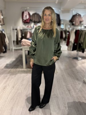 Zoom bild av Raya - Glansig blus med volymärm - Armygrön - One size