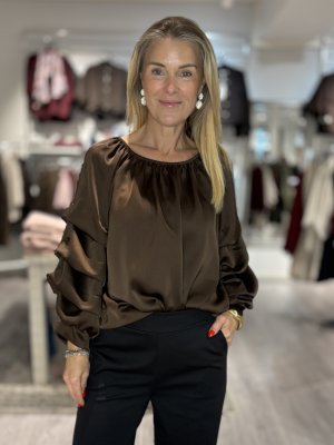 Zoom bild av Raya - Glansig blus med volymärm - Brun - One size