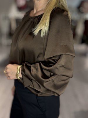 Zoom bild av Raya - Glansig blus med volymärm - Brun - One size