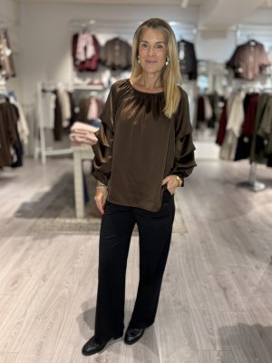 Zoom bild av Raya - Glansig blus med volymärm - Brun - One size