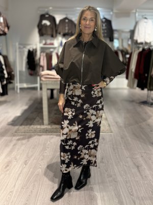 Zoom bild av Esme - Mönstrad klänning med drapering i midjan - Brun