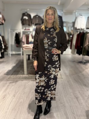 Zoom bild av Esme - Mönstrad klänning med drapering i midjan - Brun