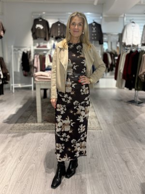 Zoom bild av Esme - Mönstrad klänning med drapering i midjan - Brun