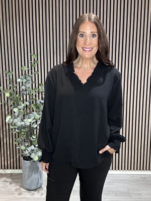 Zoom bild av Rebecka - Blus med liten volang på kragen - Svart - One Size