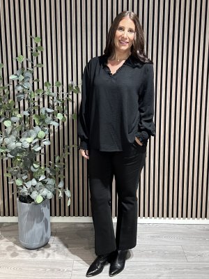 Zoom bild av Rebecka - Blus med liten volang på kragen - Svart - One Size