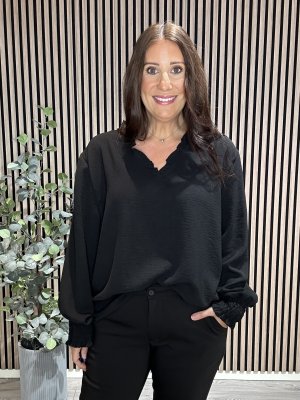 Zoom bild av Rebecka - Blus med liten volang på kragen - Svart - One Size