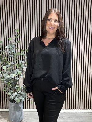 Zoom bild av Rebecka - Blus med liten volang på kragen - Svart - One Size