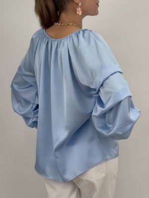 Zoom bild av Raya - Blus med draperad ärm - Ljusblå - One Size