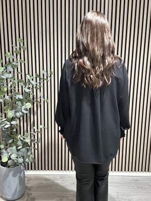 Zoom bild av Lina - Blus med smock i ärmslut - Svart - One Size