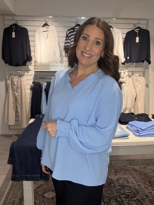 Zoom bild av Rebecka - Blus med liten volang på kragen Ljusblå - One Size