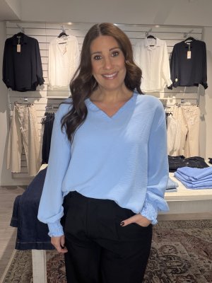 Zoom bild av Rebecka - Blus med liten volang på kragen Ljusblå - One Size