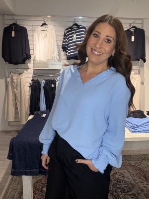 Zoom bild av Rebecka - Blus med liten volang på kragen Ljusblå - One Size