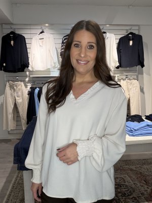 Zoom bild av Rebecka - Blus med liten volang på kragen - Beige